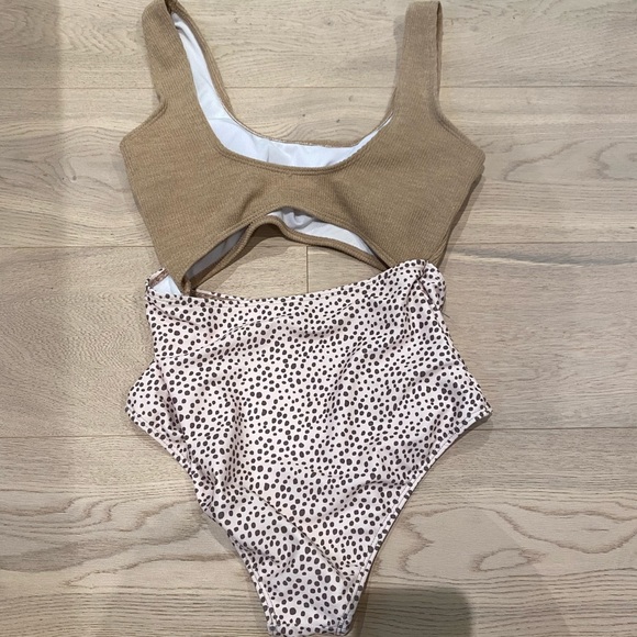One piece cut out bathing suit - Picture 3 of 4